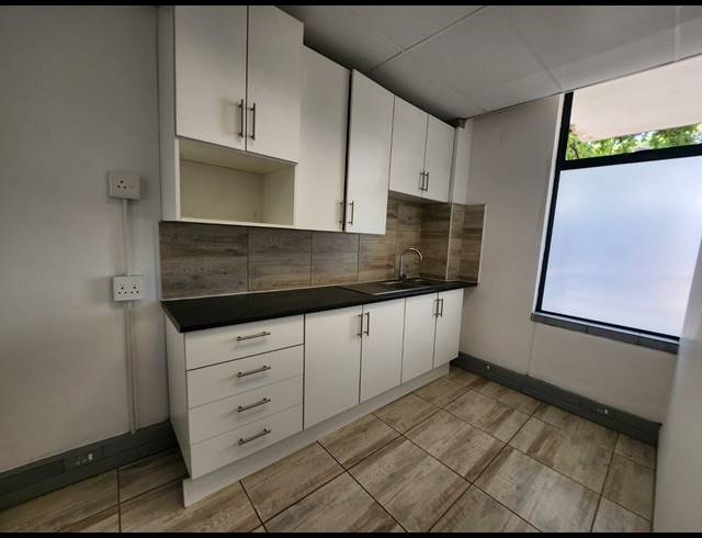 181M² OFFICE TO LET IN WATERFALL